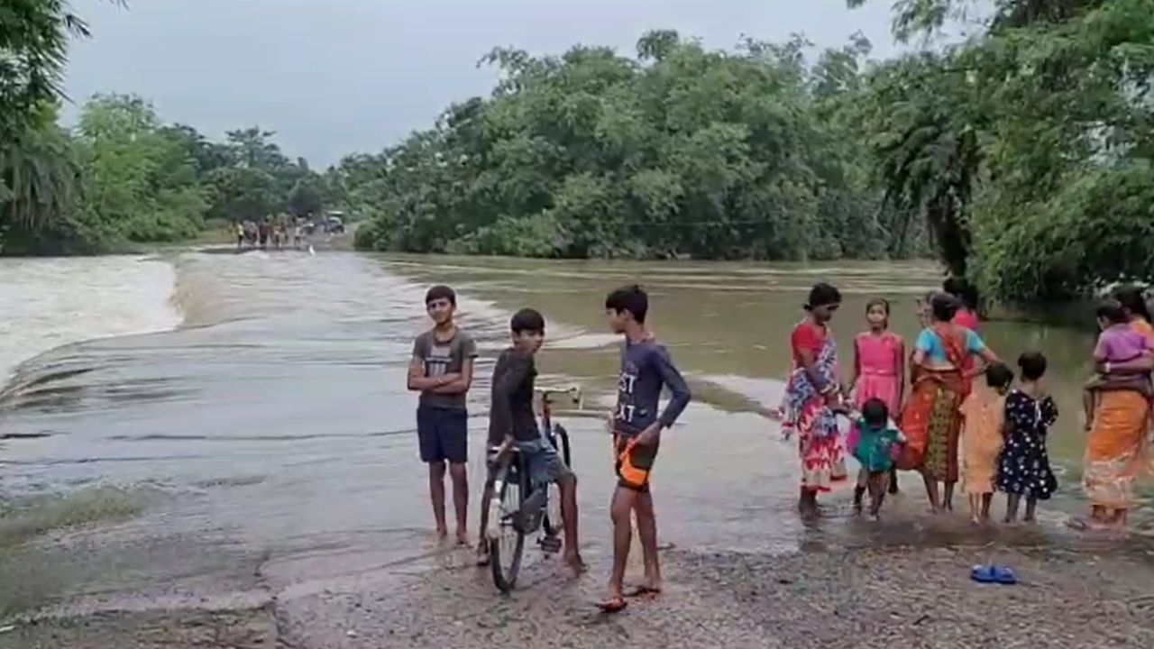 Flood in Bankura: সেতুর ওপর দিয়ে হু হু করে বইছে জল, নিত্যপ্রয়োজনীয় জিনিস আনতেও কালঘাম ছুটছে গ্রামবাসীর