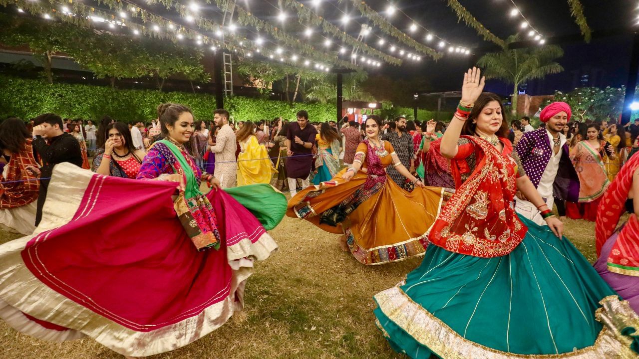 Garba Dance: নাচতে নাচতেই শেষ! কেন গরবা ডেকে আনছে মৃত্যু?