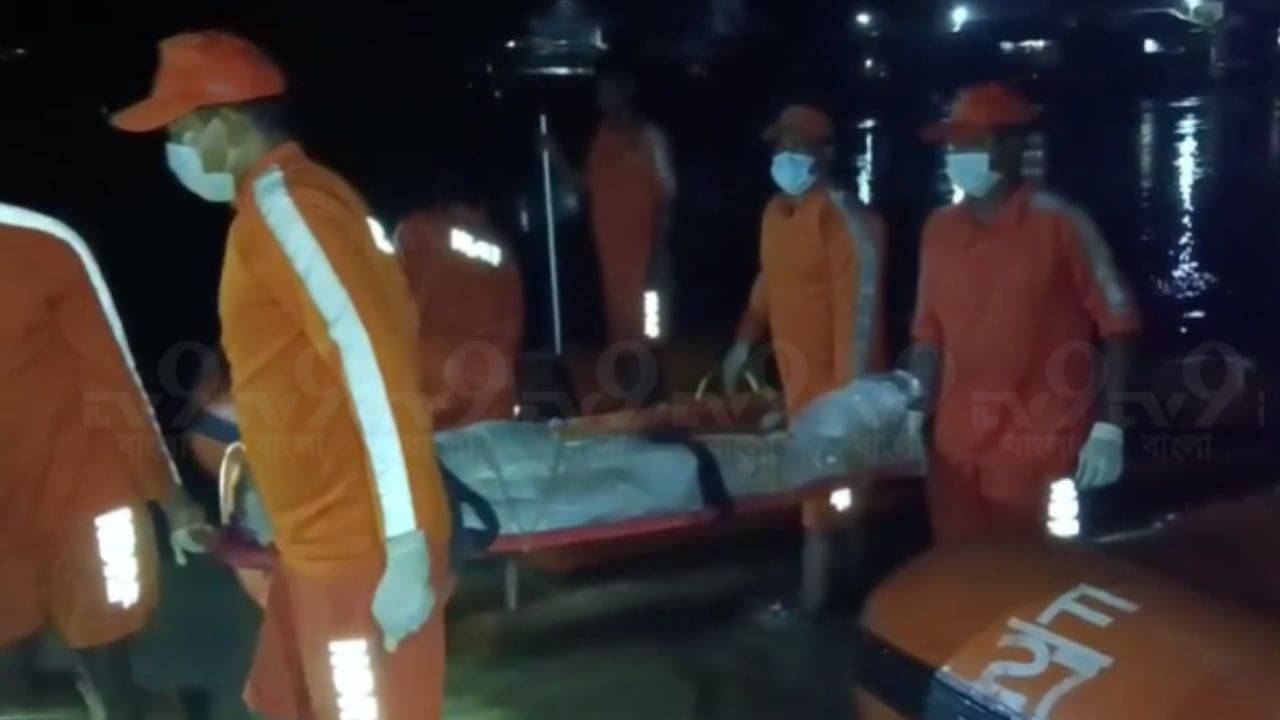 Flood Ghatal: জলমগ্ন ঘাটালে ডুবে মৃত্যু  প্রৌঢ়ের, স্পিডবোটে করে দেহ নেওয়া হল সৎকারে