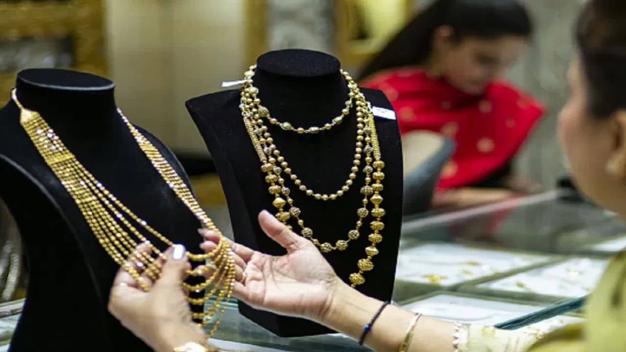 Gold Price Today: বিয়ের ফুলে কাঁটা সোনার দাম, একধাক্কায় সাড়ে ৮ হাজার টাকা সস্তা হল প্ল্যাটিনাম