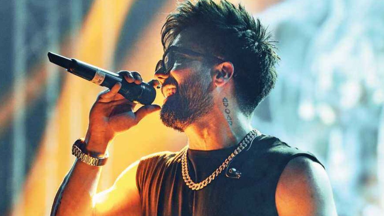 Harrdy Sandhu: মঞ্চে উঠে হার্ডির কানে জিভ মহিলার, গায়কের প্রশ্ন, 'উল্টোটা যদি হত'?