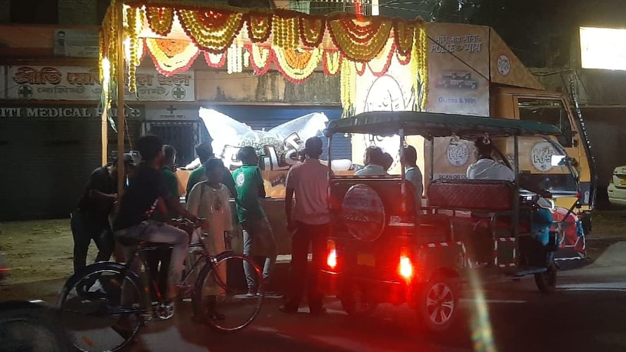 সঞ্চালকের প্রশ্নের উত্তর দিতে পারলে থাকছে উপহারও। আর সমস্ত শহর ঘোরার পর লটারি।