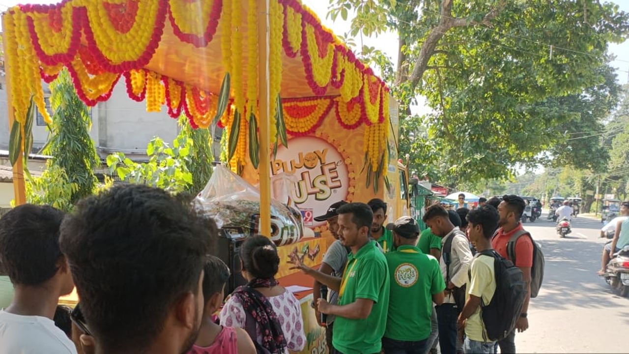 সেই লটারিতে যারা জিতবে, তাদের জন্য গাড়ি, বাইক, স্কুটি অপেক্ষা করছে। অর্থাৎ এবার পুজোর মজা দ্বিগুন।