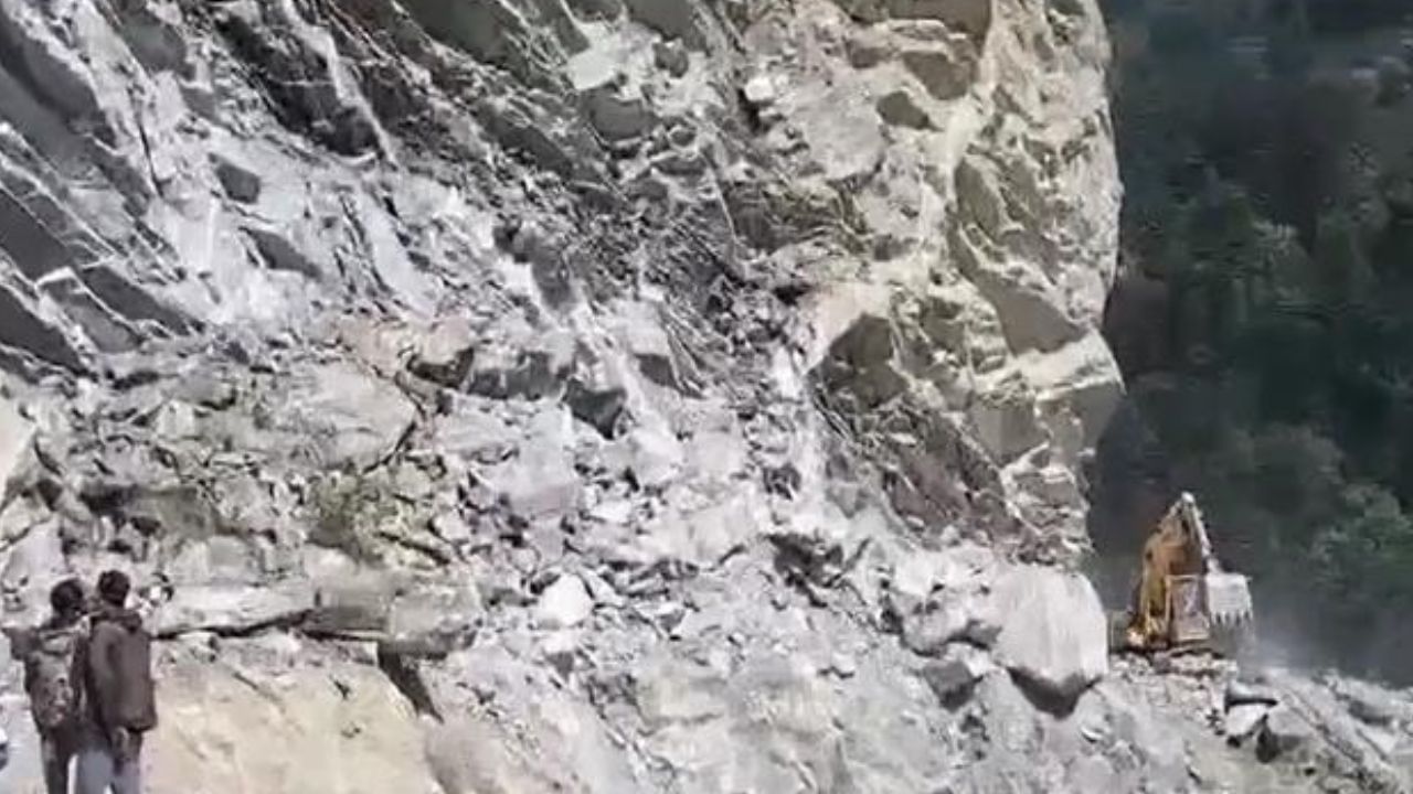 Landslide: ফের ভূমিধস উত্তরাখণ্ডে, পাহাড় থেকে খাদে গড়িয়ে পড়ল এসইউভি গাড়ি