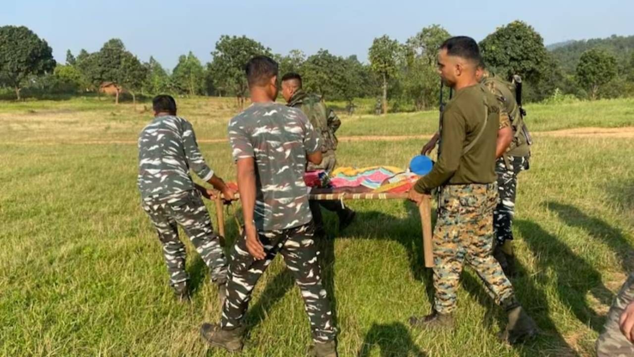 Maoist: ৫ কিমি কাঁধে করে নিয়ে এলেন জওয়ানরা, প্রাণ বাঁচল গুলিবিদ্ধ মাওবাদীর