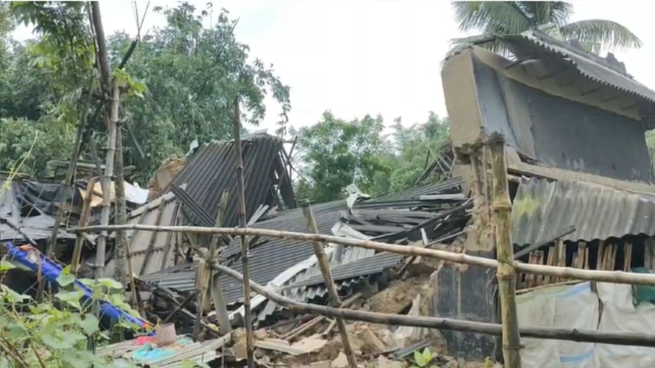 Mud House Collapsed: টানা বৃষ্টিতে হুড়মুড়িয়ে ধসল মাটির বাড়ির, সব হারিয়ে পথে গোটা পরিবার