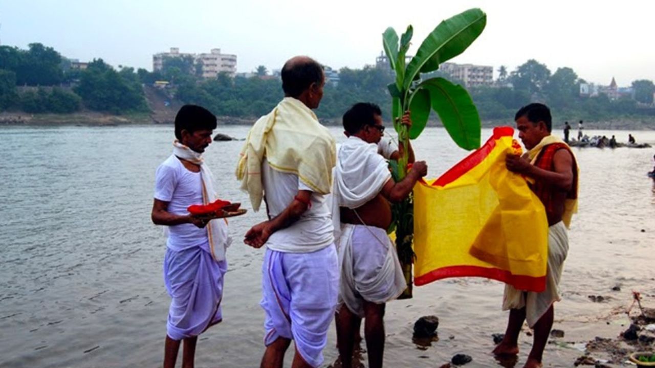 Durga Puja 2023: কলাবউ নাকি গণেশের বউ! সত্যিটা আসলে কী? Durga Puja 2023: কলাবউ নাকি গণেশের বউ! সত্যিটা আসলে কী?