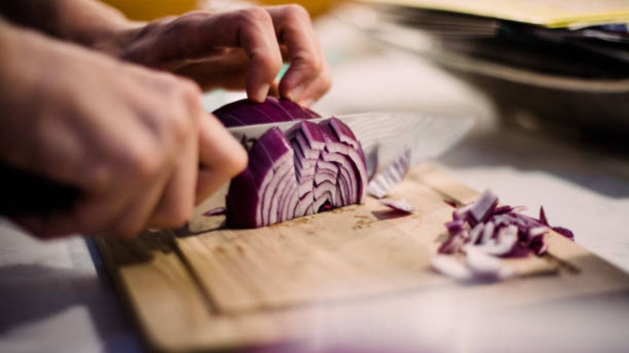 দীর্ঘক্ষণ ফ্রিজে কাঁচা পেঁয়াজ কুচি রাখলে এর পুষ্টিগুণ সম্পূর্ণরূপে নষ্ট হয়ে যায়। তখন এই কাঁচা পেঁয়াজ রান্নায় ব্যবহার করার আর কোনও কারণ থাকে না। পাশাপাশি এই কাঁচা পেঁয়াজ খেলে শরীরও খারাপ করে যেতে পারে।