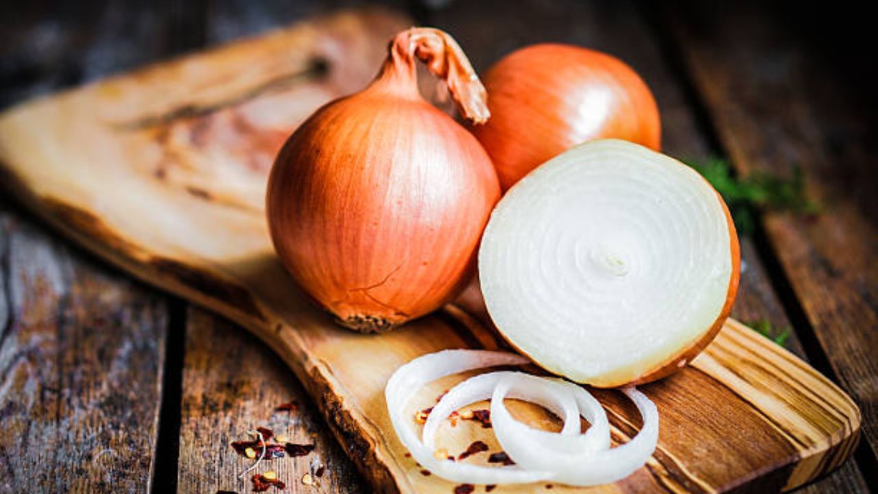 পেঁয়াজ কখনওই খোলা পাত্রে বা কোনও বাটিতে রেখে ফ্রিজে সংরক্ষণ করবেন না। পাত্রের উপর ঢাকা দিলেও সেটা দীর্ঘক্ষণ ভাল থাকে না। পাশাপাশি ফ্রিজে রাখা অন্যান্য খাবারে কাঁচা পেঁয়াজের গন্ধ ধরে নিতে পারে। 