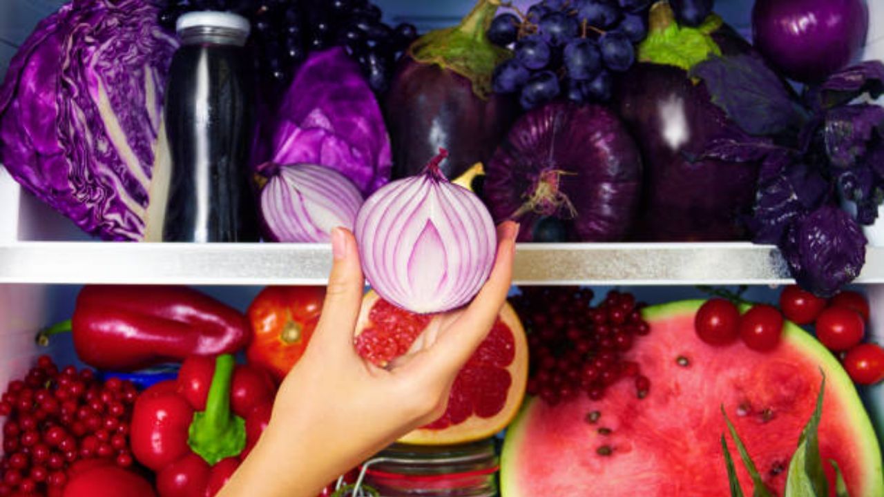 সবজি কেটে এয়ার টাইট কৌটো বা জিপলক ব্যাগে ভরে ফ্রিজে রাখেন। এতে তাড়াহুড়োর মধ্যে চটজলদি রান্না হয়ে যায়। কিন্তু কখনও কাঁচা পেঁয়াজ কেটে ফ্রিজে সংরক্ষণ করবেন না। 