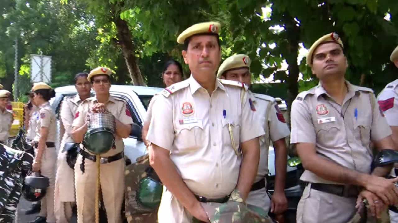 Delhi Police at Jantar Mantar: যন্তর মন্তরে বেনজির নিরাপত্তা ব্যবস্থা, জনগণকে ঠেকাতে ঘুঁটি সাজাচ্ছে দিল্লি পুলিশ Delhi Police at Jantar Mantar: যন্তর মন্তরে বেনজির নিরাপত্তা ব্যবস্থা, জনগণকে ঠেকাতে ঘুঁটি সাজাচ্ছে দিল্লি পুলিশ