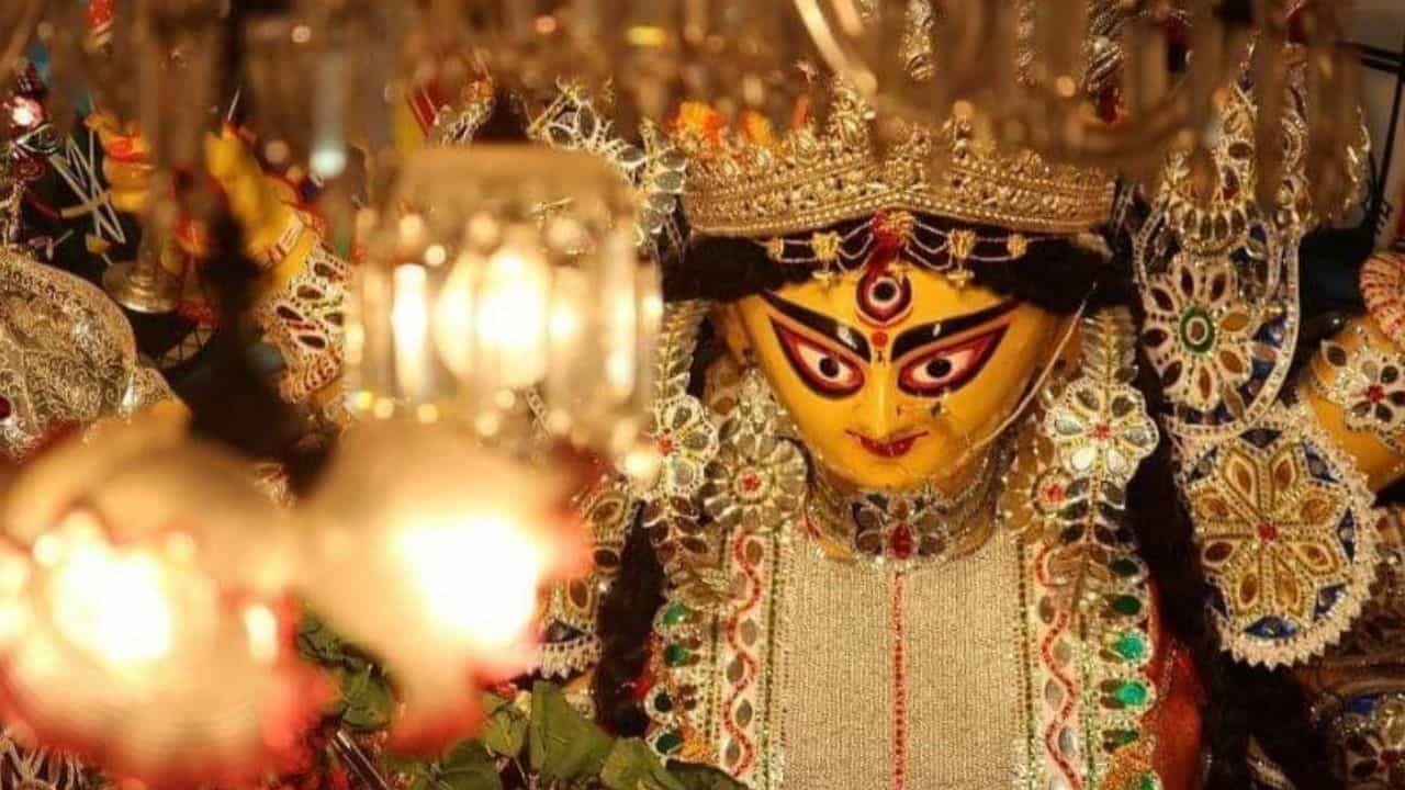 Durga Puja 2023: নবপত্রিকা থেকে সন্ধিপুজো, কখন দেবেন অঞ্জলি? জানুন এবারের পুজোর পূর্ণাঙ্গ নির্ঘন্ট Durga Puja 2023: নবপত্রিকা থেকে সন্ধিপুজো, কখন দেবেন অঞ্জলি? জানুন এবারের পুজোর পূর্ণাঙ্গ নির্ঘন্ট