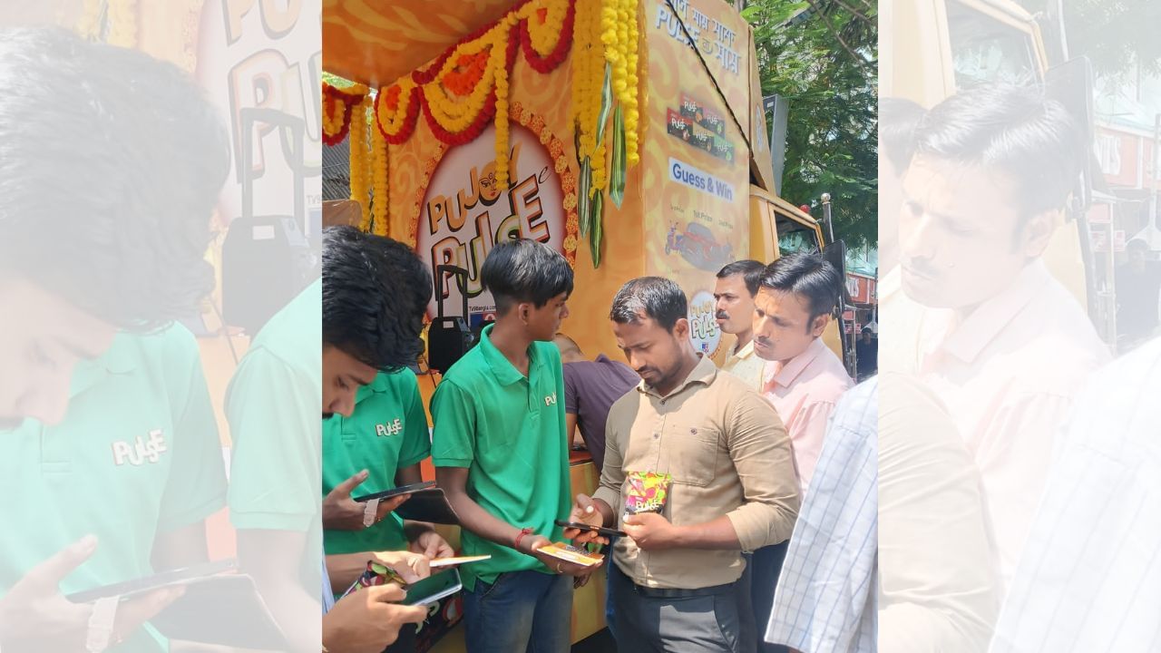 পুজোয় পালস ট্যাবলোয় থাকছে কিউআর কোড। সেই কোড স্ক্যান করে নাম, ঠিকানা লিখতে হবে।