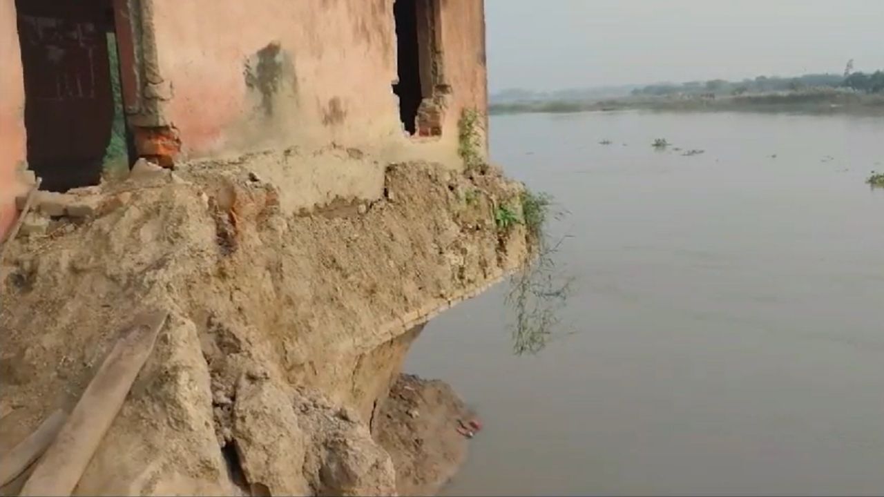 River Erosion: 'ভয়ে রাতে ঘুম হয় না, যদি নদীর তলায় চলে যাই', ভাঙন আতঙ্কে গোটা গ্রাম