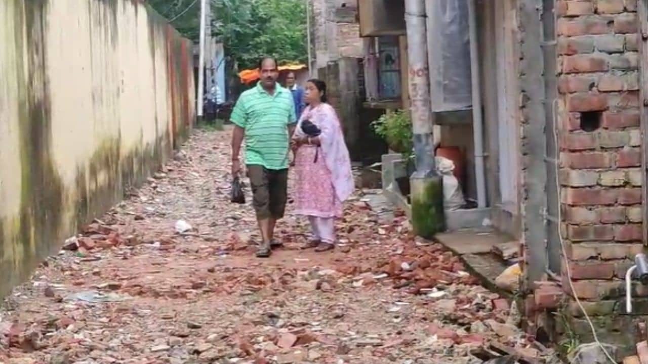 Road Problem: পঞ্চায়েত কাজ করে না, পুজোর বাজার কাটছাঁট করে রাস্তা সারাই গ্রামবাসীর