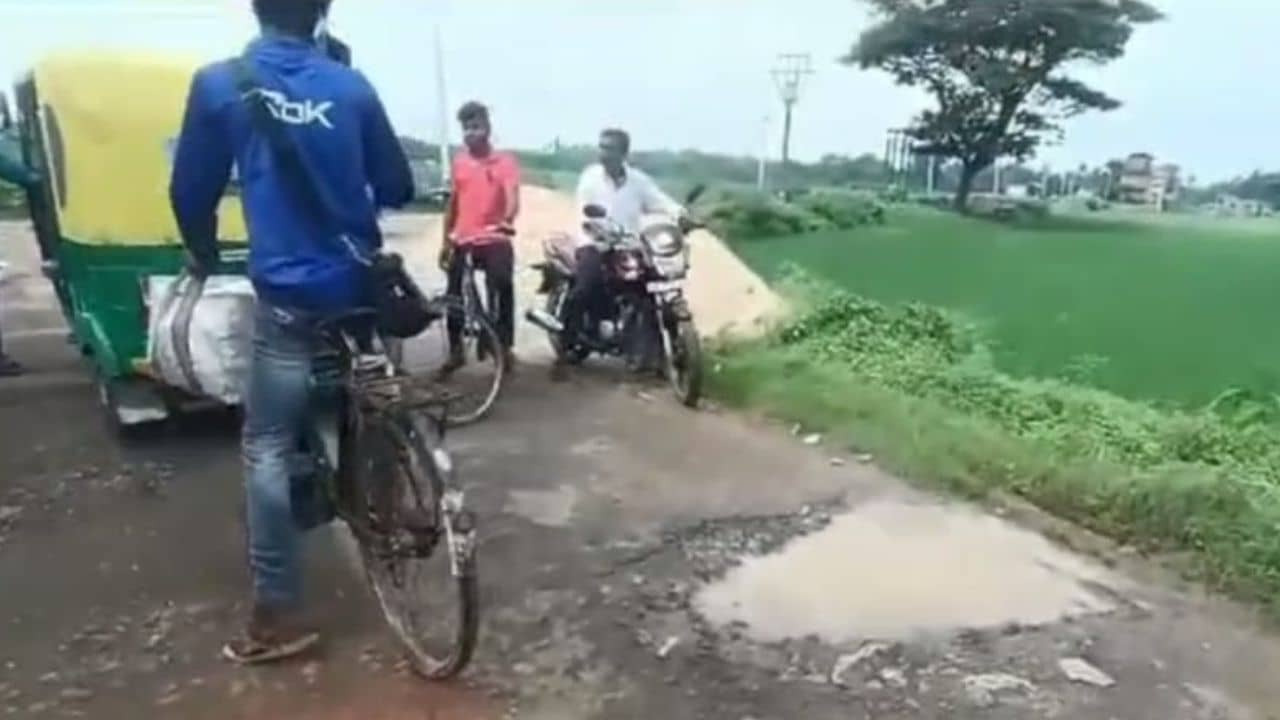 Road Problem: ভাঙা রাস্তা যেন মরণফাঁদ, আবার বেআইনিভাবে চলছে পথ চুরিও