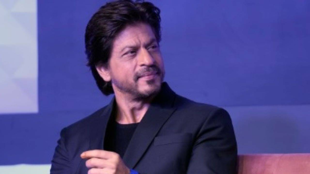 Shahrukh Khan: দেরি করে আসার জন্য ভক্তদের কাছে কী বলে ক্ষমা চাইলেন শাহরুখ?
