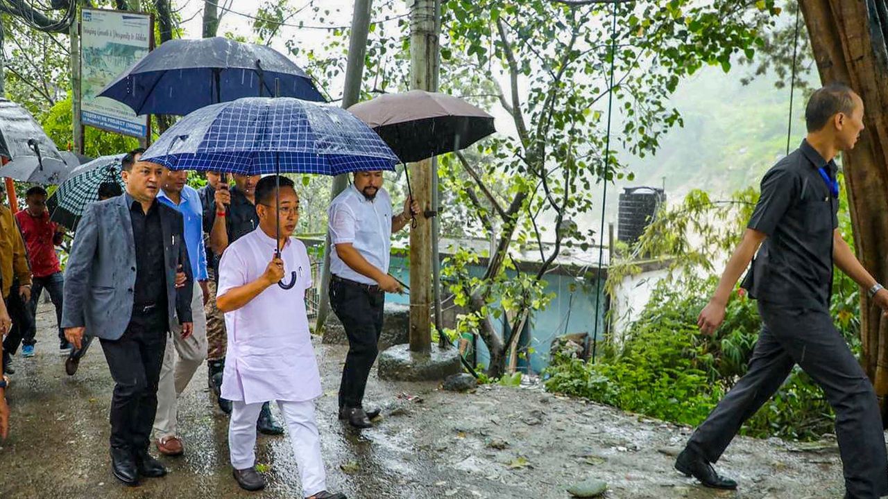 Sikkim Flood: ৭ জওয়ানের দেহ উদ্ধার, নিখোঁজ আরও ১৫, চুংথাম বাঁধ ভাঙার কারণ জানালেন মুখ্যমন্ত্রী