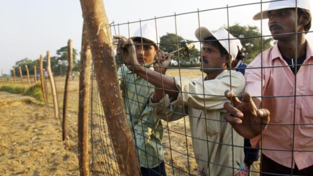 ২০০৬ সালের ৪ ডিসেম্বর। ফেন্সিং দিয়ে ঘেরা শুরু কারখানার প্লট। প্রতিবাদে অনশনে বসলেন মমতা বন্দ্যোপাধ্যায়। AFP PHOTO/ Deshakalyan CHOWDHURY (Photo credit should read DESHAKALYAN CHOWDHURY/AFP via Getty Images)