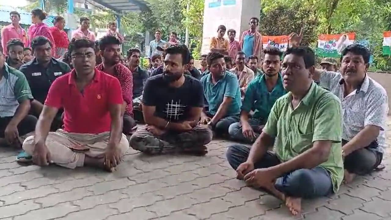 Siuri Hospital: হাসপাতালের নিরাপত্তা রক্ষী দিয়ে ওটি চালাতে চাইছেন সুপার, সিউড়ি হাসপাতালে বিক্ষোভ