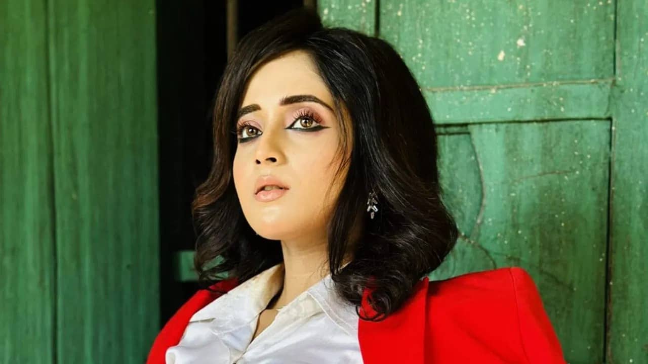 Soumitrisha Kundu: ডাক পেলে তবেই আসা যায়, তড়িঘড়ি কোথায় ছুটলেন সৌমিতৃষা?