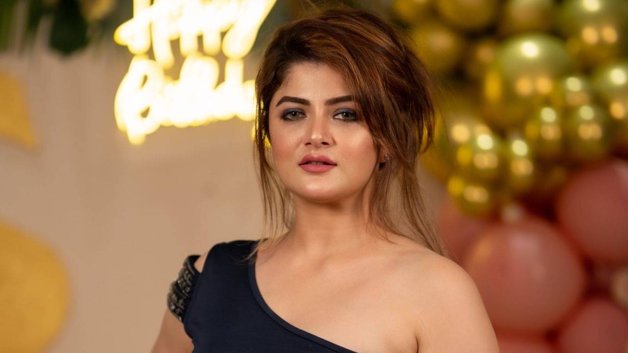 Tolly Gossip: নিয়ন আলোয় ঘেরা মুম্বইয়ের নিশিঠেকে মধ্যরাতে শ্রাবন্তী, রইল ভিডিয়ো