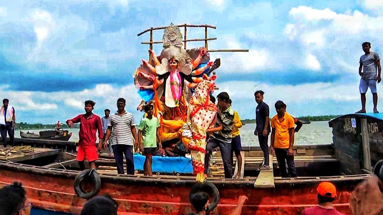 Taki Durga Idol Immersion:  টাকিতে শুরু প্রতিমা নিরঞ্জন, ঢাকের বোলে ইছামতীতে মিলল দুই বাংলা