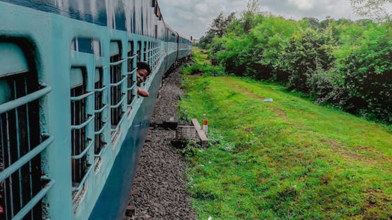 Rail on Durga Puja: কালকা-রাজধানীতে টিকিটই দিতে পারছে না রেল, পুজোয় কলকাতা ছাড়তে এত ব্যস্ত বাঙালি?