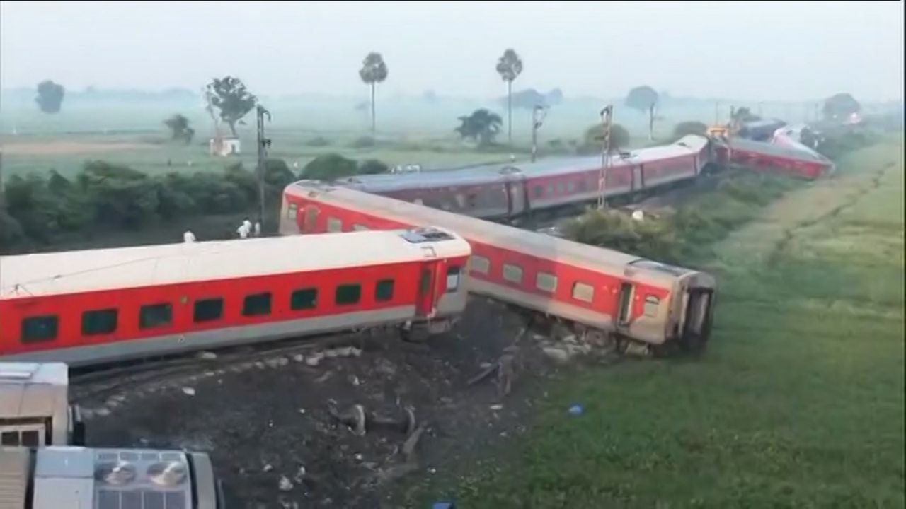 Bihar Train Accident: উপড়ে গিয়েছে ট্রাক, ছড়িয়ে ছিটিয়ে পড়ে কামরা, করমণ্ডলের স্মৃতি উসকে দিচ্ছে বিহারের দুর্ঘটনা