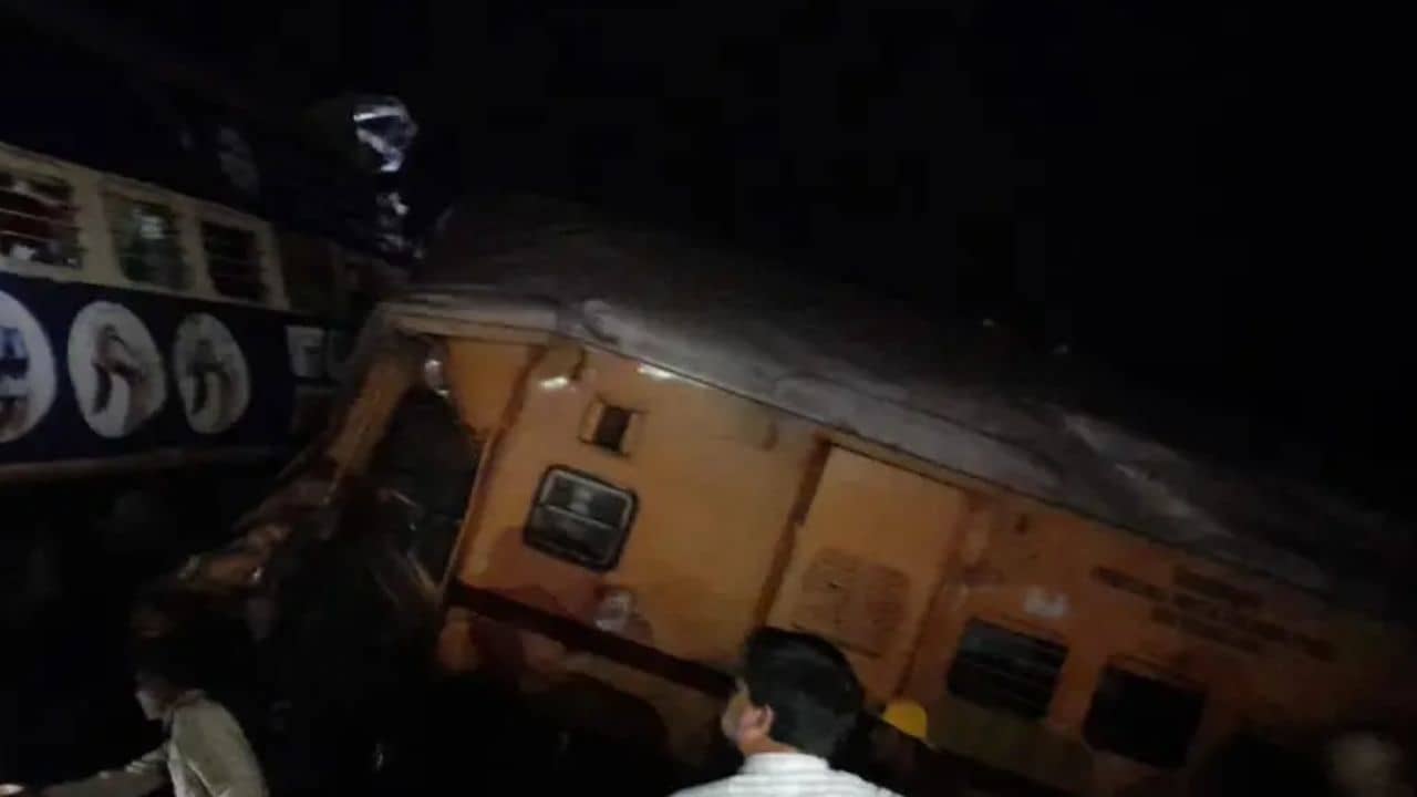 Train Accident: করমণ্ডল এক্সপ্রেস দুর্ঘটনার ছায়া? অন্ধ্রে কীভাবে বেলাইন হল প্যাসেঞ্জার ট্রেন?