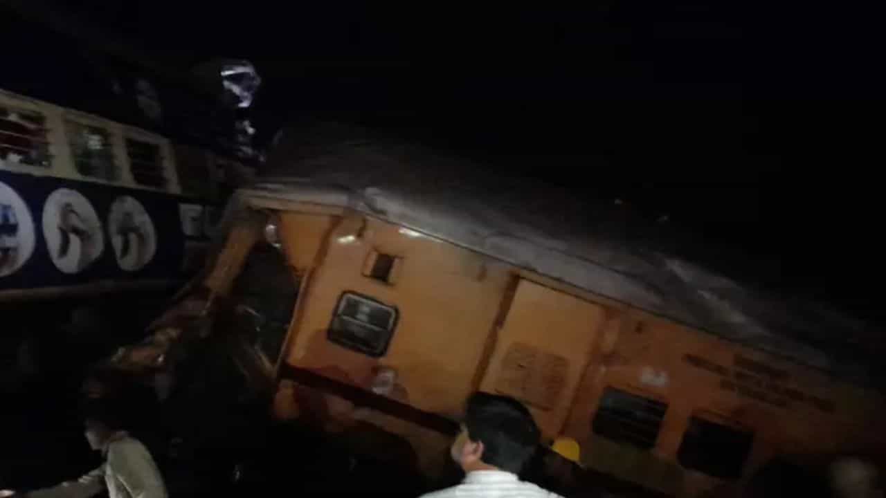 Train Accident: করমণ্ডল এক্সপ্রেস দুর্ঘটনার ছায়া? অন্ধ্রে কীভাবে বেলাইন হল প্যাসেঞ্জার ট্রেন? Train Accident: করমণ্ডল এক্সপ্রেস দুর্ঘটনার ছায়া? অন্ধ্রে কীভাবে বেলাইন হল প্যাসেঞ্জার ট্রেন?