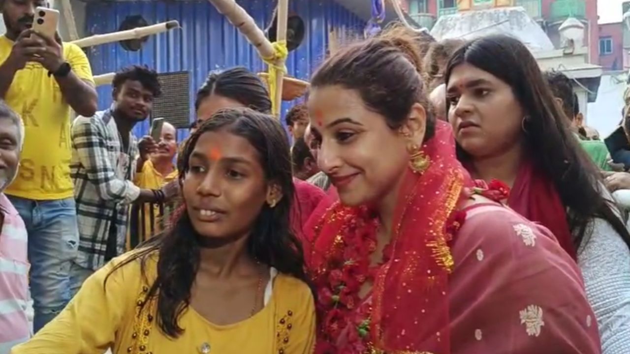 Durga Puja: সাতসকালে কালীঘাটে বিদ্যা, শ্রীভূমিতে যাওয়ার আগে দিলেন পুজো