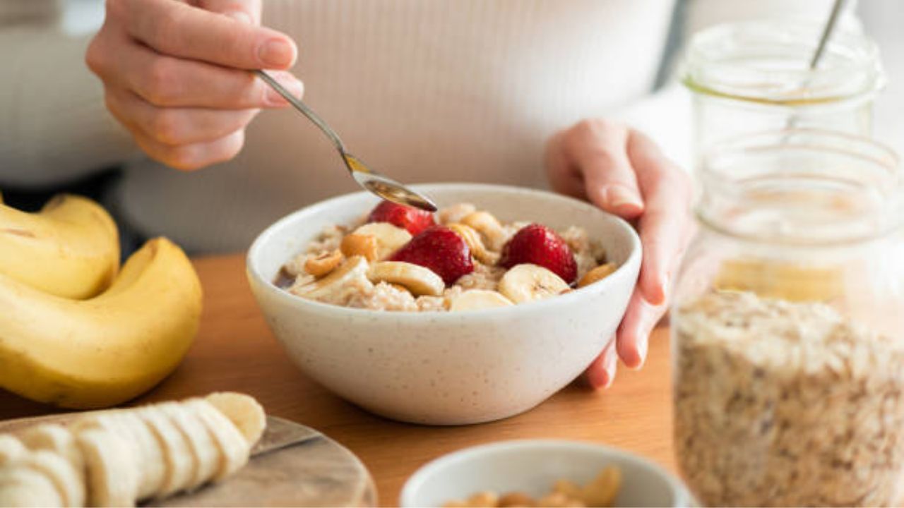 ব্রেকফাস্ট হল দিনের প্রথম খাবার। প্রায় ১০-১১ ঘণ্টা পর আপনি আবার খাবার খান। ব্রেকফাস্টে সবসময় স্বাস্থ্যকর ও প্রোটিন সমৃদ্ধ খাবার রাখা দরকার। দেহে পুষ্টির ঘাটতি পূরণের জন্য ব্রেকফাস্ট জরুরি।