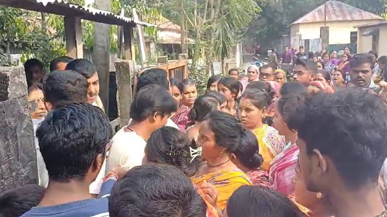 North Dinajpur: ভুল ইঞ্জেকশনে প্রাণ গেল দেড় মাসের শিশুর? তুমুল বিক্ষোভ রায়গঞ্জে