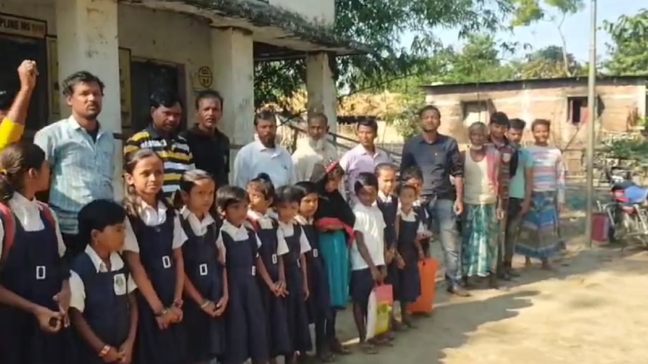 Agitation in School: হেড স্যারের মুখে মদের গন্ধ, অচলাবস্থা গোটা স্কুলে, তালা ঝুলিয়ে তুমুল বিক্ষোভ এলাকাবাসীর