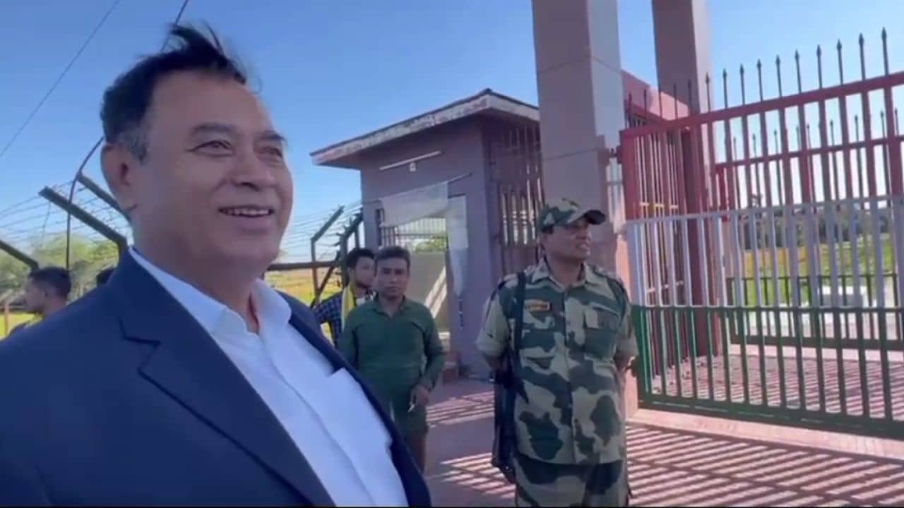 Ananta Maharaj: সাংসদ হয়েই সীমান্তে কাঁটা-তার বসাতে উদ্যোগ নিলেন অনন্ত মহারাজ