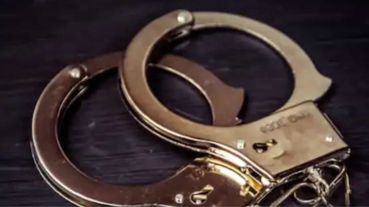 Murder Accused: খুনে অভিযুক্ত ব্যক্তিকে ৩১ বছর পর গ্রেফতার করল পুলিশ Murder Accused: খুনে অভিযুক্ত ব্যক্তিকে ৩১ বছর পর গ্রেফতার করল পুলিশ