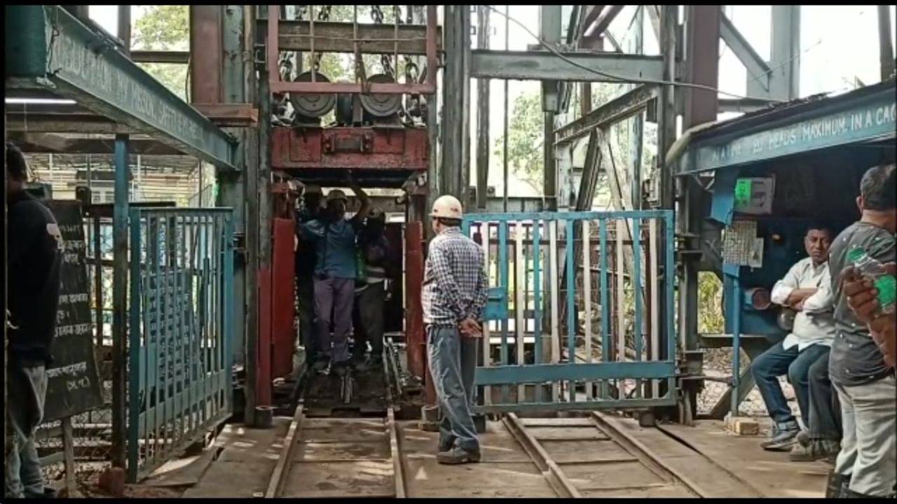Asansol Mine: দাউ দাউ করে জ্বলছে খনিগর্ভ, অল্পের জন্য বাঁচলেন শ্রমিকরা
