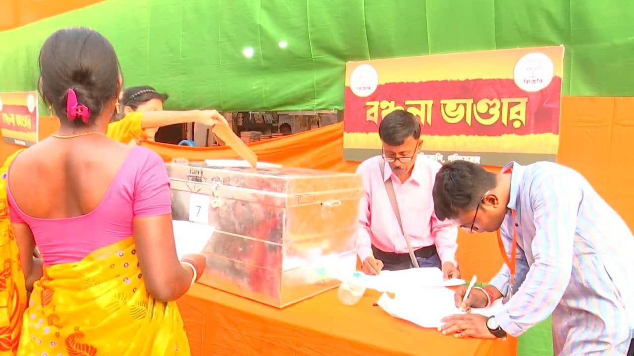 BJP in Kolkata: ধর্মতলায় শাহি সভা মঞ্চের পাশেই বঞ্চনা ভাণ্ডার, কী অভিযোগ জানাল জনতা?