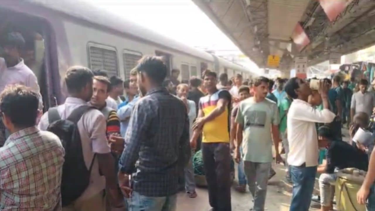 Ballygunge Station: ব্যস্ত সময়ে বিপত্তি, শিয়ালদহে আপ ও ডাউন লাইনে ট্রেন বন্ধ