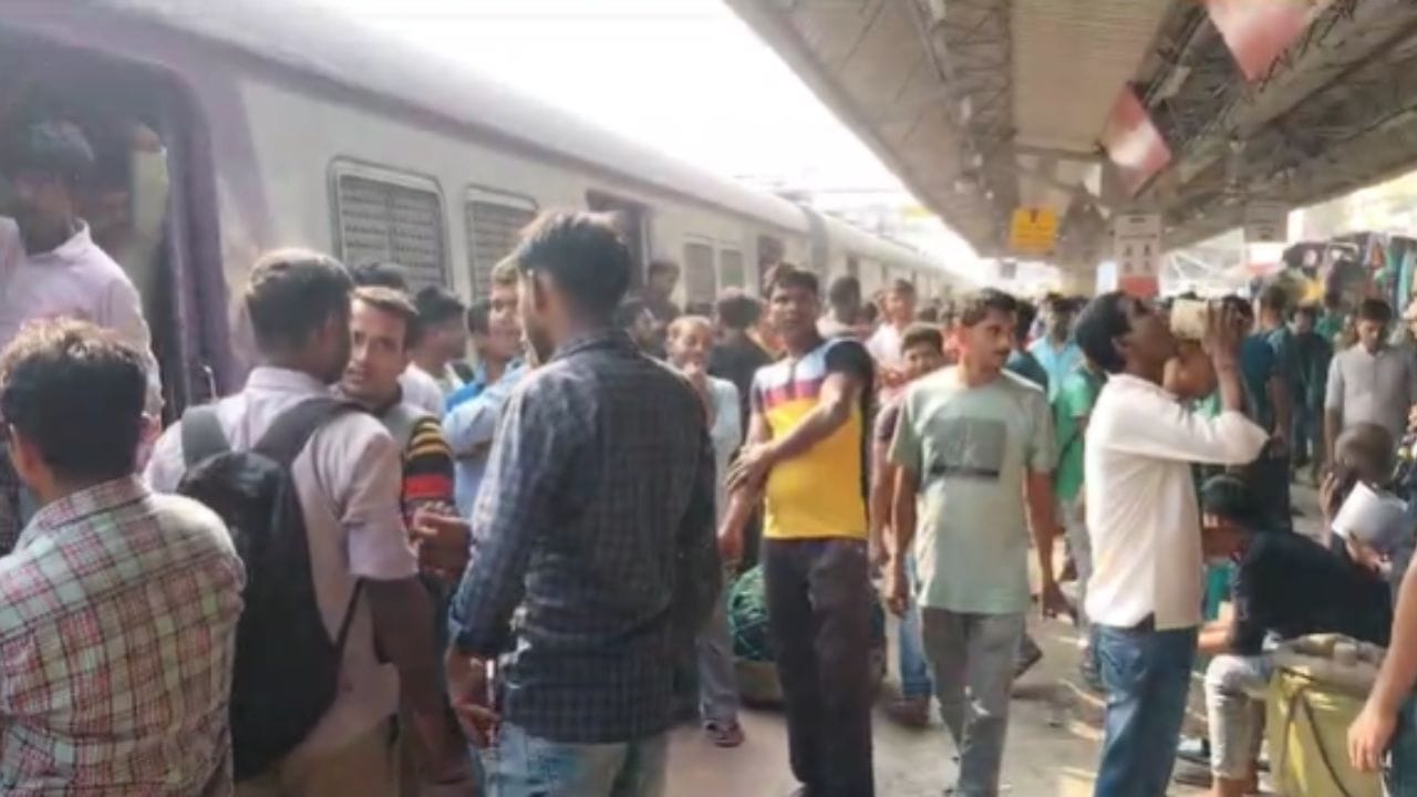 Ballygunge Station: ব্যস্ত সময়ে বিপত্তি, শিয়ালদহে আপ ও ডাউন লাইনে ট্রেন বন্ধ Ballygunge Station: ব্যস্ত সময়ে বিপত্তি, শিয়ালদহে আপ ও ডাউন লাইনে ট্রেন বন্ধ