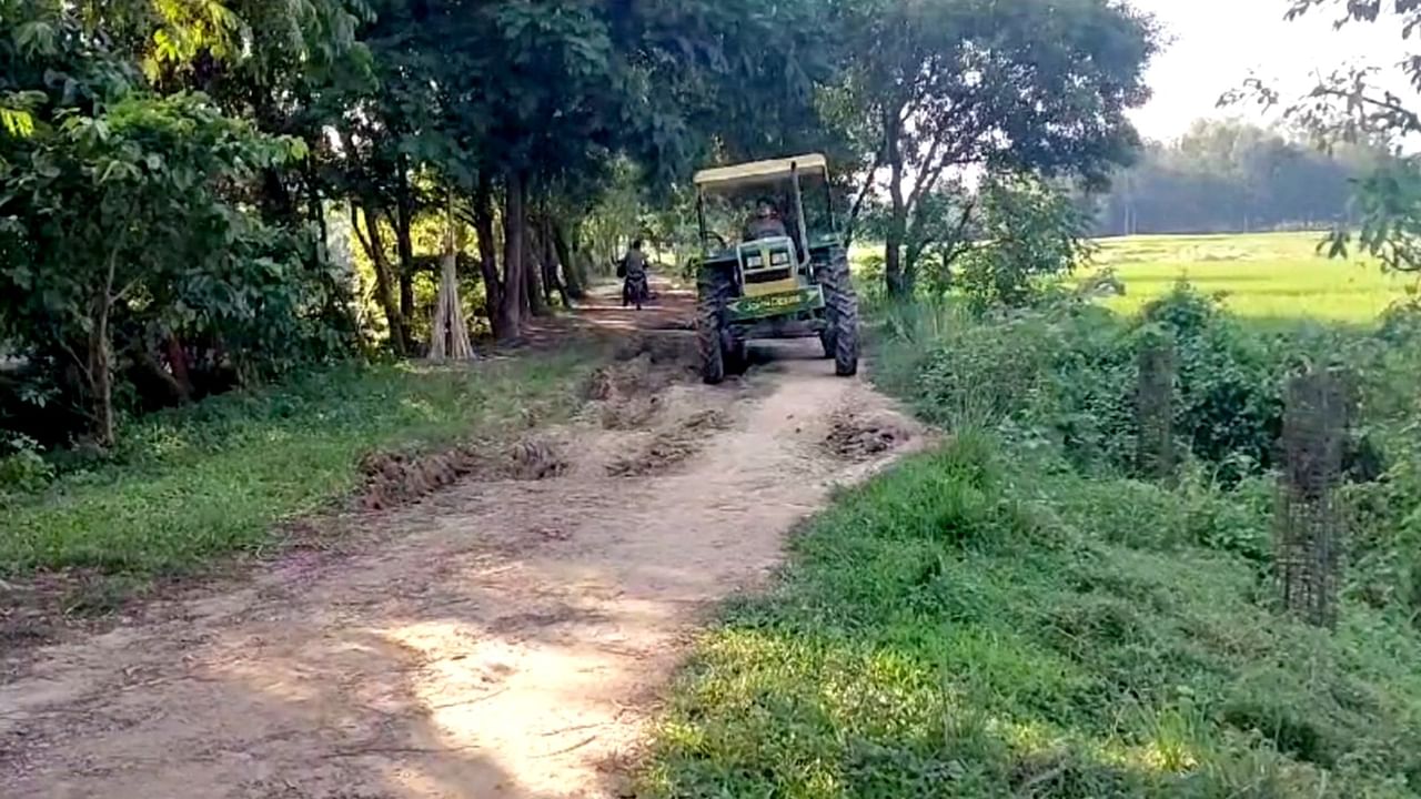 Balurghat Road Condition: ২০২৩য়ে দাঁড়িয়েও একটা রাস্তা মেলে না!