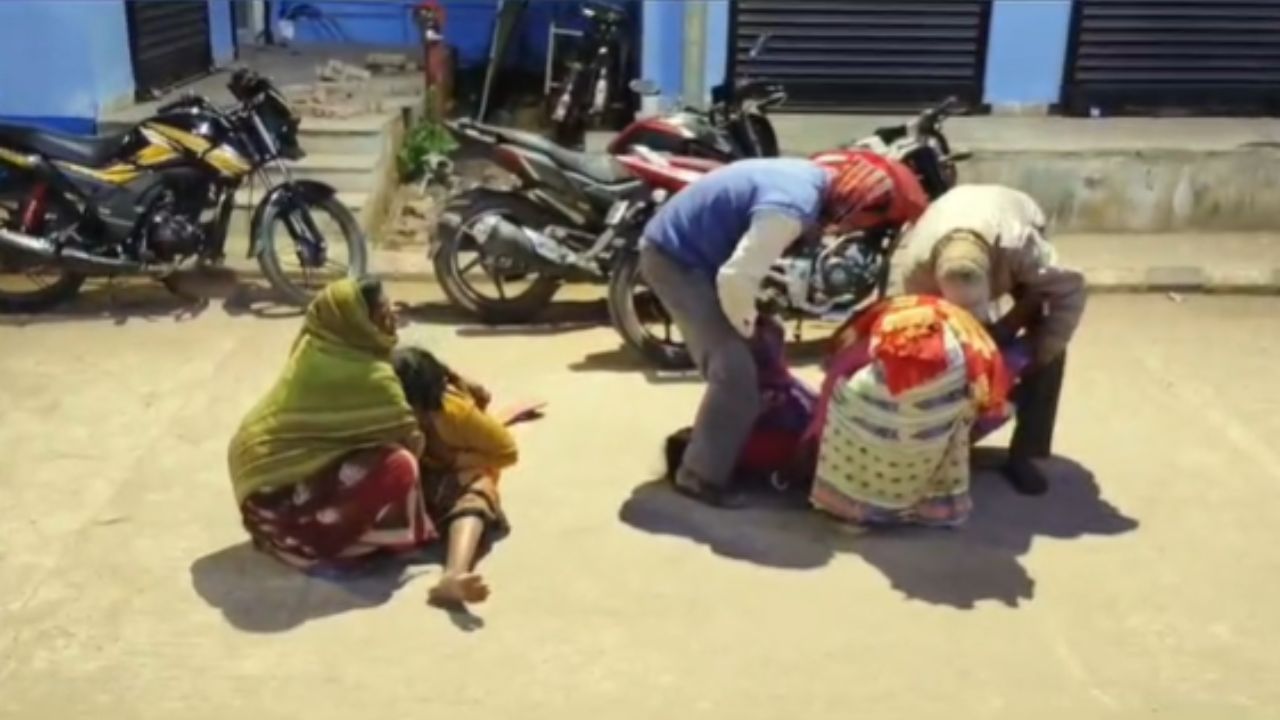 Bankura: বোনের জন্য ফুচকা কিনতে গিয়েছিলেন, টক জলে মিশল দাদার রক্ত!