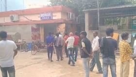 ভ্যান থেকে ছিটকে পড়ল চারজন, রক্তে ভাসল পুরো রাস্তা ভ্যান থেকে ছিটকে পড়ল চারজন, রক্তে ভাসল পুরো রাস্তা