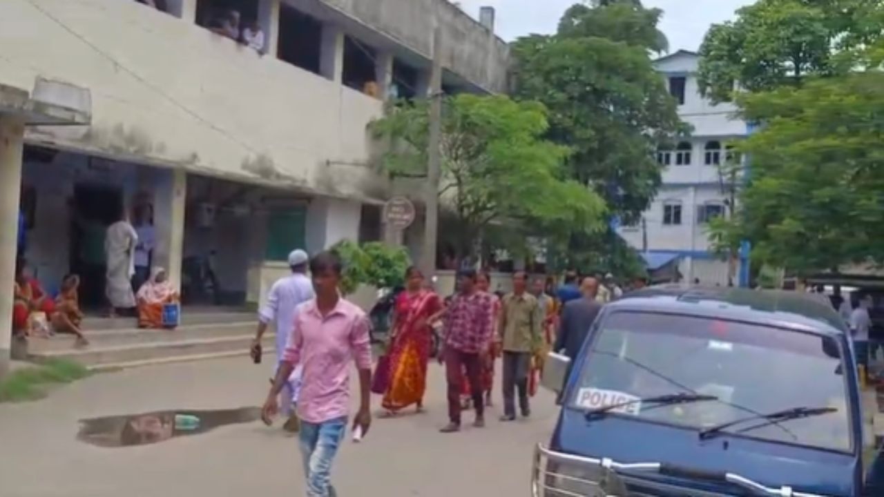 Basirhat: ঘোমটা মাথায় কোলে বাচ্চা! মহিলাদের চালচলনেই আঁচ পেরেছিলেন BSF