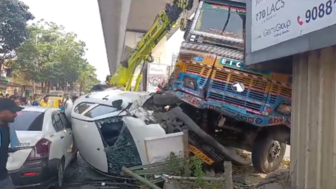 Behala Accident:  'লাক্সারির' ধাক্কা, নিয়ন্ত্রণ হারিয়ে পরপর তিনটি গাড়িকে পিষল বাস! ঠাকুরপুকুরে ভয়ঙ্কর দুর্ঘটনা