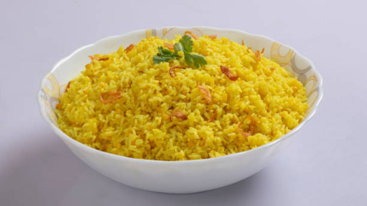 চাল-ডালের মধ্যে জল দিয়ে ভাল করে ধুয়ে নিতে হবে। জল পাল্টে ভাল করে ধুয়ে নিতে হবে। একটা প্যানে ঘি গরম করতে বসিয়ে মিডিয়াম ফ্লেমে কাজুবাদাম, কিশমিশ একমুঠো দিয়ে ভেজে নিতে হবে