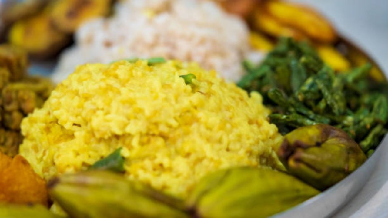 মিডিয়াম আঁচে সোনামুগডাল প্রথমে ভেজে নিতে হবে যাতে তা পুড়ে না যায়। এবার তা ভাল করে ভাজা হলে ডাল নামিয়ে রাখুন। ১৫০ গ্রাম সোনামুগ ডাল নিলে ওর সঙ্গে ২৫০ গ্রাম গোবিন্দ ভোগ চাল নিতে হবে 