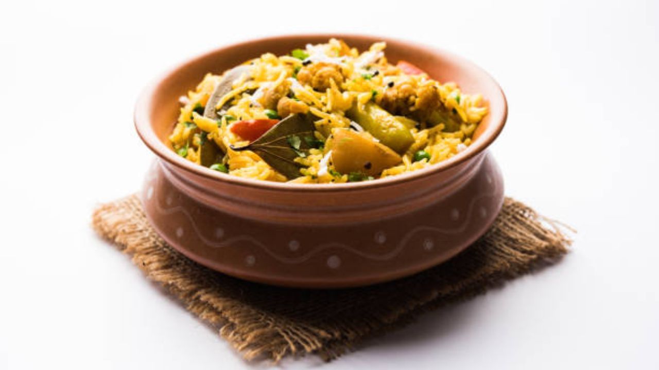 পুজোর ভোগে খিচুড়ি তো থাকেই। আর তাই এবার পুজোয় বানিয়ে নিন এই স্পেশ্যাল স্বর্ণচূড় খিচুড়ি আর তা নিবেদন করুন ভোগে, এতে খেতে যেমন ভাল লাগবে তেমনই একেবারে অন্যরকম একটি রেসিপি। সঙ্গে নারকেল কোরা দিয়ে আলুর দম বা ধোকার ডালনা বানিয়ে নিতে পারেন