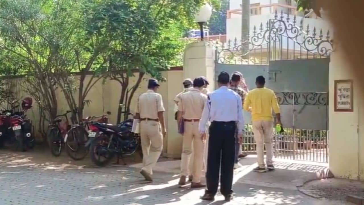 Bidyut Chakraborty: বিশ্বভারতীর প্রাক্তন উপাচার্য বিদ্যুৎ চক্রবর্তীর বাড়িতে পুলিশি হানা